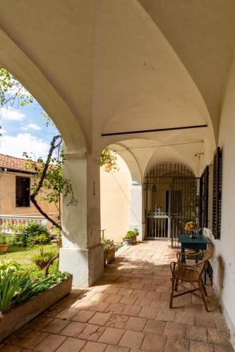 an outdoor patio with an archway and a table at Nonna Mariuccia Charming House in Casa del Bosco