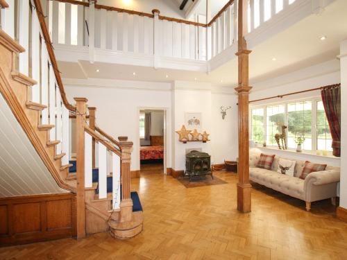 - un salon avec un escalier et un canapé dans l'établissement Deer Leap House, à Dorchester
