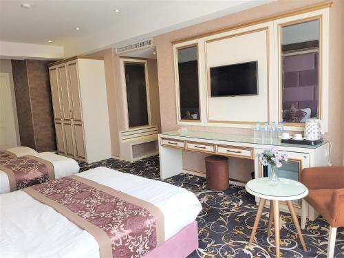 Ένα ή περισσότερα κρεβάτια σε δωμάτιο στο Gold Tbilisi Hotel