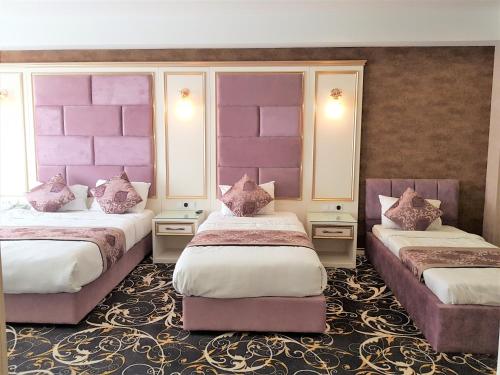Ένα ή περισσότερα κρεβάτια σε δωμάτιο στο Gold Tbilisi Hotel