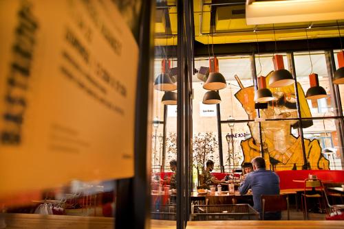Un restaurante o sitio para comer en Bastardo Hostel
