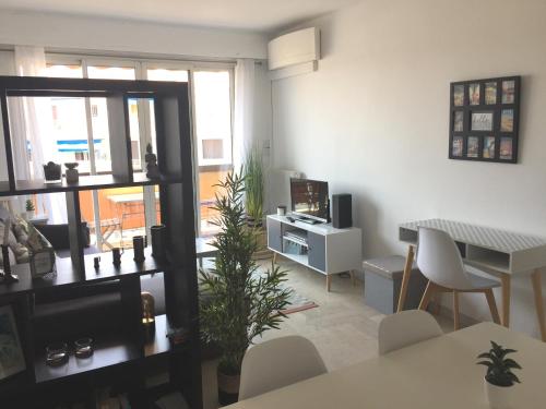 un salon avec une table et une salle à manger dans l'établissement Chez Marie & Julien, 2 pièces 44m2, à Antibes