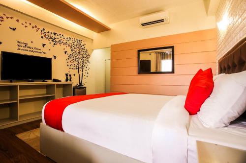 Gambar di galeri bagi RedDoorz at The KWE Hotel and Resort di Angeles