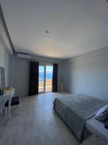 เตียงในห้องที่ Meli's Apartment