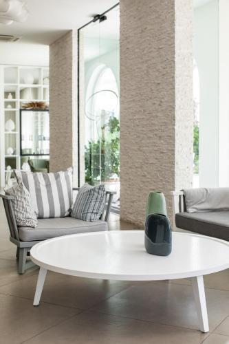 a living room with a white table and chairs at Giardino Dei Pini - Boutique Hotel in Alliste