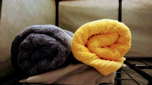 dos donuts sentados encima de una toalla en Stunning 1-Bed Cabin in Bromley with hot tub, en Bromley