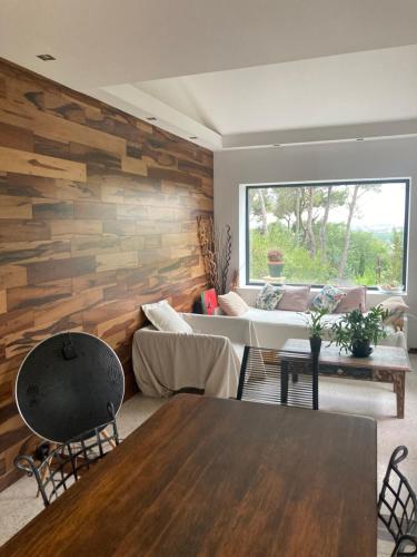 salon z drewnianymi akcentami w obiekcie Maison de charme avec piscine et jacuzzi dans cadre exceptionnel proche Marseille w mieście Les-Pennes-Mirabeau
