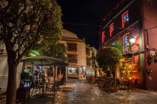 an empty street with tables and chairs at night at Apartamento Seis Lunas PA in Marbella