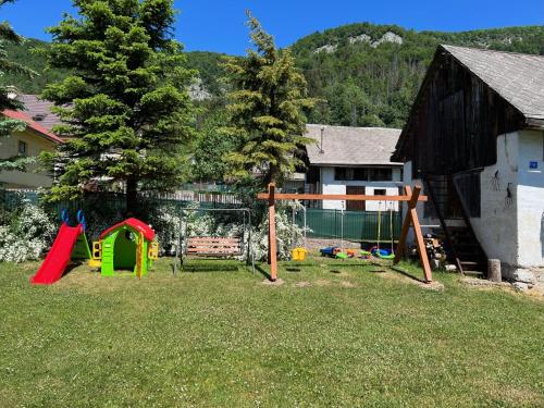 Dedinky Lakeview Cottage في ديدينكي: ملعب في ساحة بجوار منزل