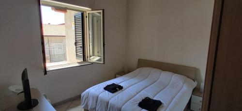 ein Schlafzimmer mit einem Bett mit zwei schwarzen Säcken darauf in der Unterkunft Villa Fiorita in Sprazzi