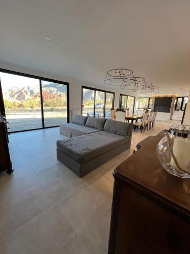 ein großes Wohnzimmer mit Couch und Tisch in der Unterkunft Casita de Purmamarca in Purmamarca