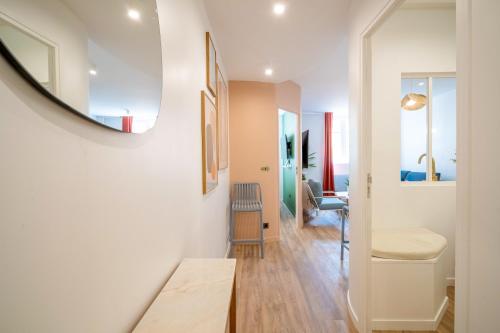 - un salon avec une table et un miroir dans l'établissement Résidence Feniers - Hyper centre St Tropez, à Saint-Tropez