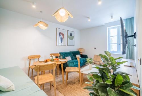 un salon avec une table et un canapé dans l'établissement Résidence Feniers - Hyper centre St Tropez, à Saint-Tropez