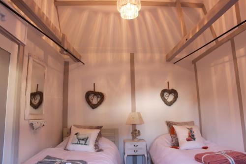 Ліжко або ліжка в номері Beautiful Barn Conversion, 3 Bed, hot tub, sauna, gym, enclosed garden