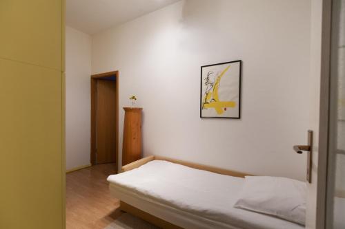 Säng eller sängar i ett rum på Retro Tour As Ljubljana central apartment Behind University - step away from Ljubljanica river