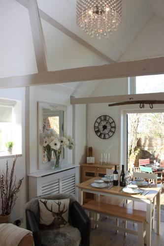 Gallery image of Beautiful Barn Conversion, 3 Bed, hot tub, sauna, gym, enclosed garden in Ryde