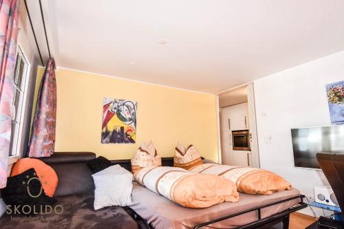 um quarto com uma cama com almofadas em Wohnung in Zermatt mit postkarten Matterhornblick em Zermatt