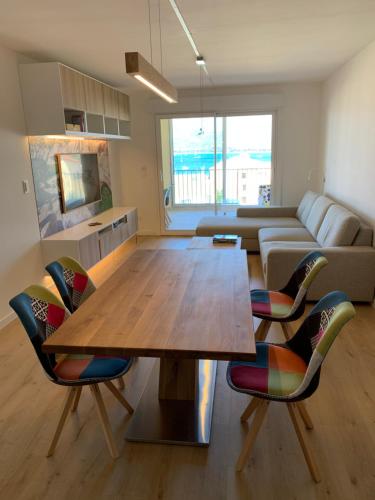 un salon avec une table et des chaises en bois dans l'établissement Apartment Vue Mer, à Calvi