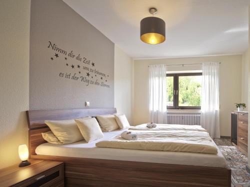Postel nebo postele na pokoji v ubytování Wein & Wohngut Paulushof