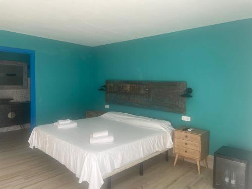A bed or beds in a room at Habitaciones Sajorami Beach