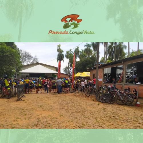 a group of people with bikes parked in front of a building at Pousada Longe Vista in Tibagi