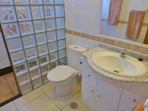 un baño con inodoro y lavabo en Las Brisas 71, en Playa Blanca