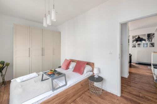 Postel nebo postele na pokoji v ubytování ShortStayPoland Pustelnicka (B58)