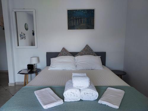 una camera da letto con un letto e asciugamani di Studio Anlia a Nea Makri