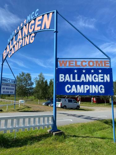 ein Willkommensschild für einen ballinger Campingplatz in der Unterkunft Ballangen Camping in Narvik