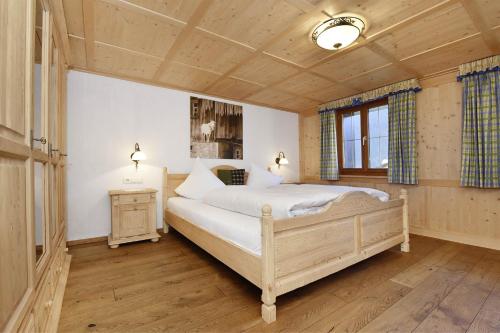 - une chambre avec un grand lit dans l'établissement Veronikas Chalet, à Sankt Gallenkirch