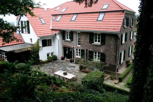 an aerial view of a house with red roofs at Landhaus in idyllischer, ruhiger Lage und Flughafennähe in Ratingen