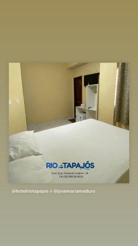 ein Bett mit einem rio tazos Schild drauf in der Unterkunft HOTEL RIO TAPAJOS in Santarém