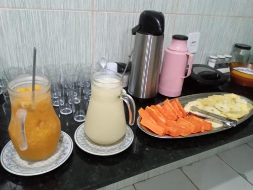 eine Theke mit zwei Getränken und einem Teller Essen in der Unterkunft HOTEL RIO TAPAJOS in Santarém