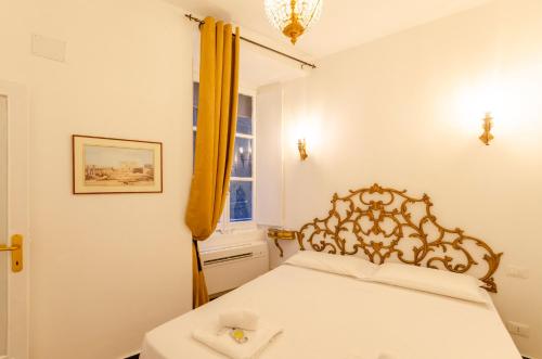 A bed or beds in a room at JOIVY Ideal Flat near Aquarium