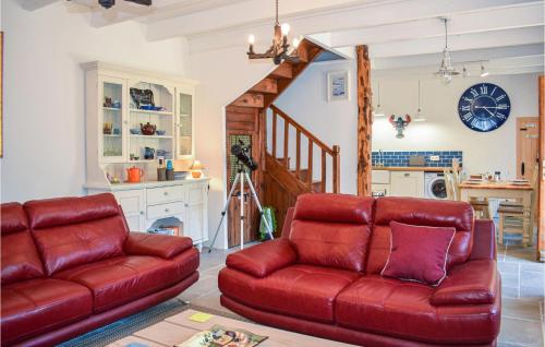 un salon avec un canapé et une table dans l'établissement Gorgeous Home In Quemper Guezennec, à Quemper-Guézennec