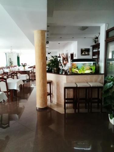 a restaurant with a fish tank in the middle of a room at Pasja in Świeradów-Zdrój