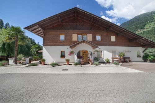 a large house with a wooden roof at Masulhof Ferienwohnung Flieder in Verdines
