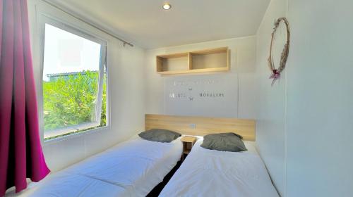 Gulta vai gultas numurā naktsmītnē Mobile Home Natural Zen Camping SIBLU 4****