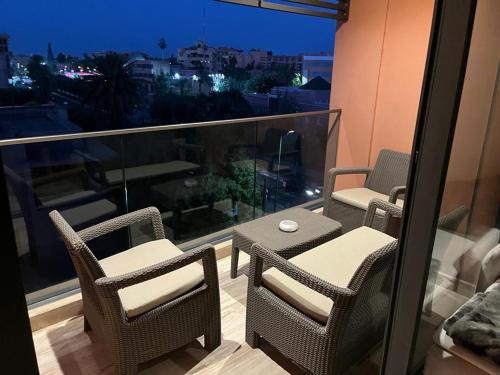 balcón con mesa y sillas en Superbe appartement à l Hivernage en Marrakech