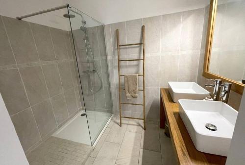 La salle de bains est pourvue d'une douche et d'un lavabo. dans l'établissement Appartement T3 -Villa Les Bougainvilliers, à Les Trois-Îlets