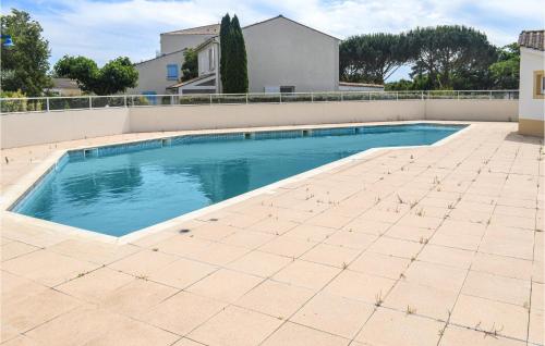 Bazén v ubytování Lovely Apartment In Vaux-sur-mer With Wifi nebo v jeho okolí
