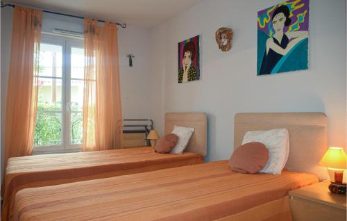 Postel nebo postele na pokoji v ubytování Lovely Apartment In Vaux-sur-mer With Wifi