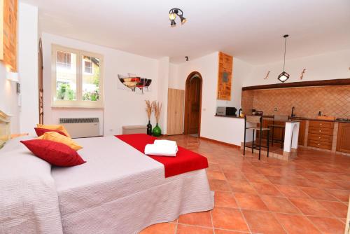 sypialnia z dużym łóżkiem i kuchnią w obiekcie Chez Luke Apartments in Agerola w mieście Agerola