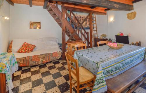 Cette chambre comprend un lit, une table et une échelle. dans l'établissement 3 Bedroom Nice Home In Pietra Di Verde, à Pietra-di-Verde