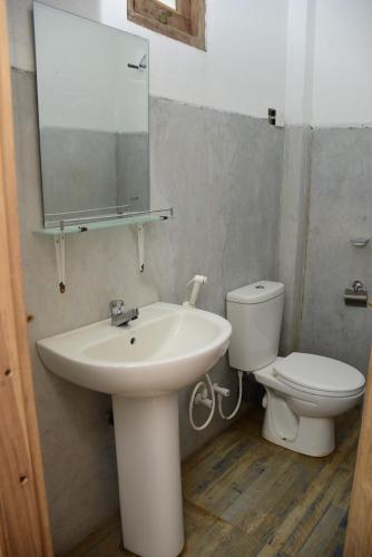 ein Bad mit einem Waschbecken und einem WC in der Unterkunft JAGA HOME in Tangalle