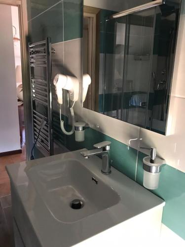 a bathroom with a sink and a mirror at Casa Vacanze Il Cenito in Castellabate