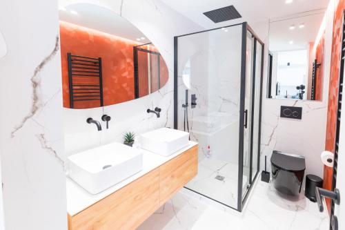 ein Badezimmer mit 2 Waschbecken und einem Spiegel in der Unterkunft VILLA RENAISSANCE - MONACO - 2 PIECES - Parking in Beausoleil