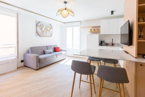 une cuisine et un salon avec une table et des chaises dans l'établissement VILLA RENAISSANCE - MONACO - 2 PIECES - Parking, à Beausoleil