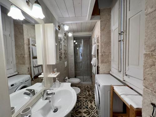 モノーポリにあるVittorio Emanuele Apartmentの洗面台、トイレ、浴槽を備えたバスルーム