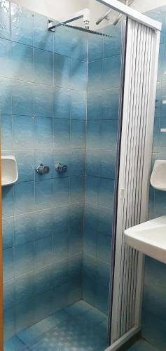 ノートにあるVilla Clarissa San Lorenzo Marzamemiのバスルーム(青いタイル張りのシャワー付)